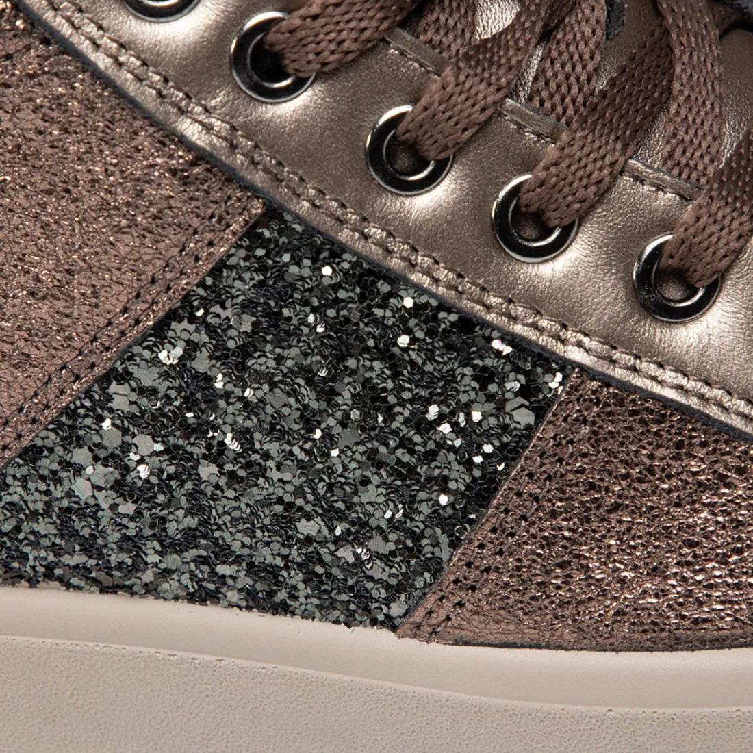 Sneaker hi-top da donna Igi & Co bronzo in pelle laminata e glitter