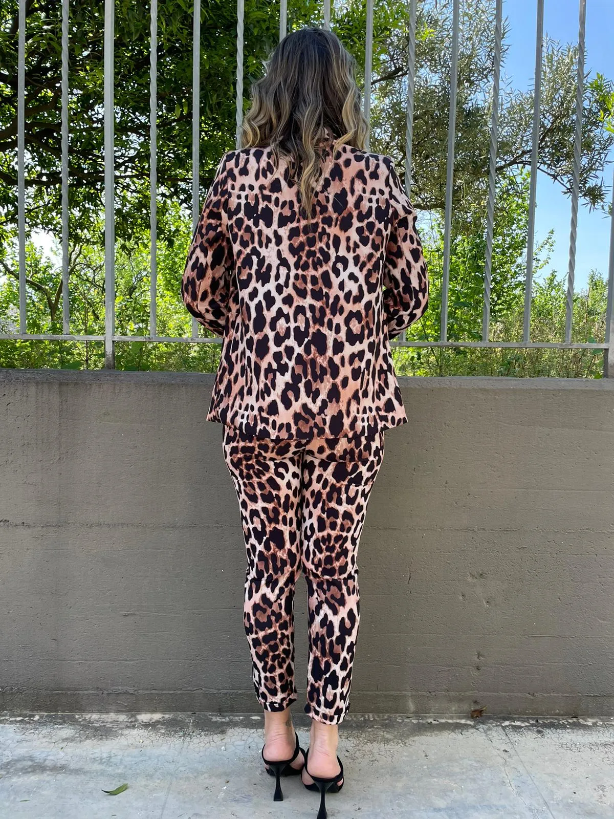 Tailleur fantasia animalier con giacca sciallata