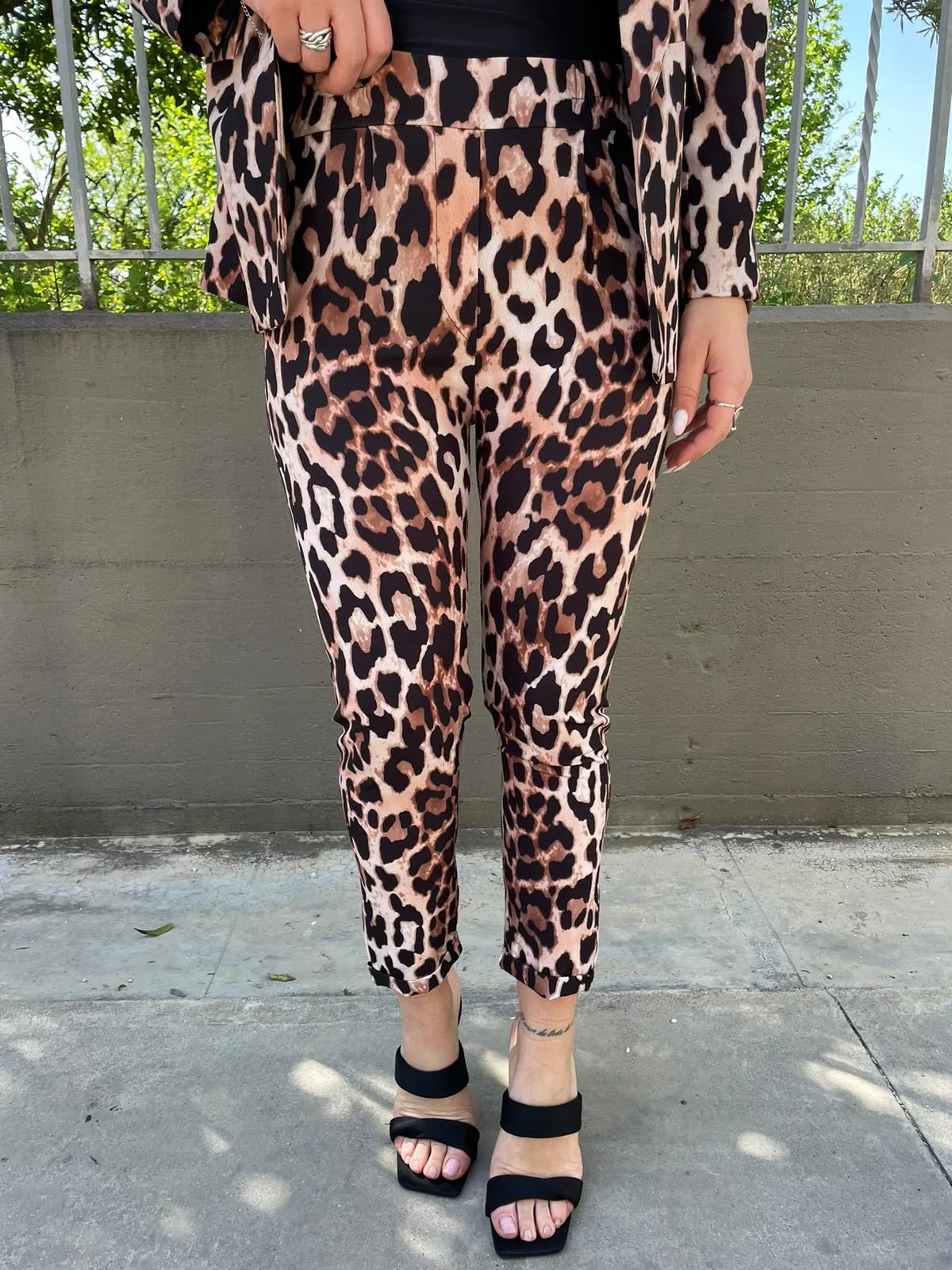 Tailleur fantasia animalier con giacca sciallata